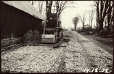 Beläggningsarbete med cementmakadam på väg 104 i Flyinge, Skåne, 1930-tal