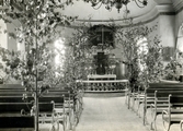 Kyrkbänkar framför altaret i Brevens kyrka, 1910-tal