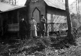 Framför jaktstugan i Brevenskogarna, 1910-tal