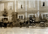 Fyrspann framför herrgårdsporten på Bystad herrgård, 1910-tal