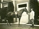 Man med sadlad häst på Bystad herrgård, 1910-tal