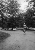 Cykeltur i parken vid Bystad herrgård, 1910-tal