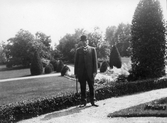 Carl G. Gripenstedt i parken på Bystad herrgård, 1910-tal