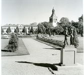 Sala sf.
Stadsparken med staty och läroverk.