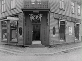 Entrén till OP:s speceriaffär i hörnet Norrgatan-Kungsgatan. Initialerna stod för ägaren Oscar Pehrson.