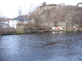 Ståloppet mellan Rådasjön och Stensjön, Mölndal år 2011. Villorna till vänster ligger på John Halls väg. Nedanför bergsknallen ligger några ekor uppdragna på land. Dokumentation inför ombyggnation.
Relaterade motiv: 2024_1365 - 1412.