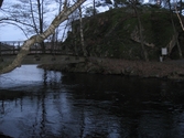 En liten gångbro över Ståloppet mellan Rådasjön och Stensjön, Mölndal år 2011. I förgrunden ses en björk som hänger ner över vattnet. Till höger ligger en bergsknalle. Dokumentation inför ombyggnation.
Relaterade motiv: 2024_1365 - 1412.