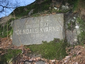 Närbild av en fyrkantig minnessten placerad vid en bergsknalle, Ståloppet mellan Rådasjön och Stensjön i Mölndal år 2011. På stenen är följande text inristad: DENNA KANAL BYGGDES AV MÖLNDALS KVARNBY ÅR 1851. Dokumentation inför ombyggnation.
Relaterade motiv: 2024_1365 - 1412.