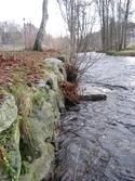 Vy söderut på Mölndalsfallen och dess stensättning vid Grevedämmet i Mölndal år 2011. En något upphöjd sten ligger i forsen. Till vänster ses träd utmed parkeringen på Pixbovägen 7. Dokumentation inför ombyggnation.
Relaterade motiv: 2024_1365 - 1412.