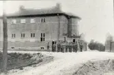 Kasernvakten på I 11, Kronobergs regemente, någon gång under byggandet av regementet, ca 1915-1919.