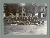 Sjukvårdspersonal utanför I 11:s sjukhus på Kronobergs hed 1904.
Sergeant (sjukvårdsunderofficer): distinktionskorpral Anders Lönn (sergeant 18.4 1906), 
Vicekorpral från T 4:
Bortersta ledet, 4:e man fr. höger volontär 99/4 J A Georg Andersson, 
Mellersta ledet: 2:e man från höger volontär J Gustaf Sjögren,
Värnpliktiga sjukvårdare ur regementena I 11 och T 4 (Skånska trängregementet).