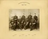 Sjukvårds-Sergeant-Kursen, År 1906-1907.
Ateljéfoto. 
(Fr.v.) Carl Lindgren Inf. 24, Georg Andersson Inf. 11, Knut Svahn Inf. 7, Axel Granberg Inf. 20, Carl Hagberg Inf. 15, Oscar Larsson Inf. 13, Karl Ornell Inf. 4, Gustaf Sjögren Inf. 11.
