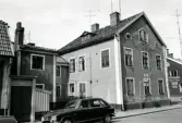 Bostadshus och en bil av märket Renault 16 på Storgatan i Kalmar.