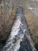 Vy västerut över Mölndalsfallen, dess stensättning och träd vid Grevedämmet i Mölndal år 2011. Till vänster skymtar Pixbovägen och till höger parkeringen vid Pixbovägen 7. Dokumentation inför ombyggnation.
Relaterade motiv: 2024_1365 - 1412.