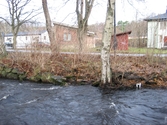 Vy österut över Mölndalsfallen mot Grevedämmets skolas parkering (Pixbovägen 5) med parkerade bilar samt komplementbyggnader, Mölndal år 2011. Längst till höger ses den ljusgröna villan och dess röda komplementbyggnad (Pixbovägen 7). Dokumentation inför ombyggnation.
Relaterade motiv: 2024_1365 - 1412.