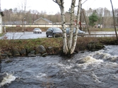 Vy österut över Mölndalsfallen och parkeringen med parkerade bilar på Pixbovägen 7, Grevedämmet i Mölndal år 2011. Längst till vänster skymtas en ljusgrön villa. I bakgrunden ses järnvägsvallen samt de tidigare Forsåkers fabriker (övre). Dokumentation inför ombyggnation.
Relaterade motiv: 2024_1365 - 1412.