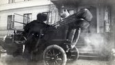 Automobil med snökedjor på Färna herrgård, 1913