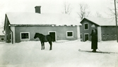 Skidåkning efter häst på Färna herrgård, 1913