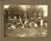 Sjukvårdspersonal utanför I 11:s sjukhus på Kronobergs hed 1906. 
Bataljonsläkaren Adolf Drougge assisterad av sjukvårdskorpral J A Georg Andersson, i bakgrunden sjukvårdskorpral Gustaf Sjögren och sjukvårdssergeant Anders Lönn. Längst till höger indelte sjukvårdssoldaten Jarl.