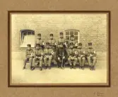 Sjukvårdsunderofficeren, sergeant J A Georg Andersson med värnpliktiga sjukvårdare (sjukbärare) utanför
I 11:s sjukhus på regementet, Växjö, ca 1925.