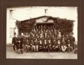 I 11:s underofficerskår med gäster 1919, utanför den s.k. underofficersborgen på Kronobergs hed.