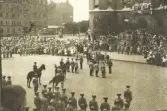 Stenbocksfesten i Helsingborg, 23/8 1914. Mycket folk har samlats vid rådhuset för att se paraden.