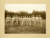 Officersaspiranter vid I 11, år 1909.
Fr. v.: Lander, Schmidt, Siegbahn, Wickbom, Fornander, Cervin, Gyllensvärd, Belfrage, Lindencrona, Hagberth, Meijer, Östergren, Bager, Palmgren och Strömberg.