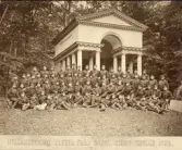 Utexaminerade kadetter från Kongl. Krigsskolan, 1882.
Man har samlats vid Diana-templet i Karlbergsparken. 

På en liten kulle lät Gustav III åren 1790-1792 uppföra Dianas tempel till sjöguden Neptuni ära, arkitekt var Carl Christoffer Gjörwell d.y..