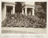 Utexaminerade kadetter från Kongl. Krigsskolan, 1885.
Man har samlats vid Diana-templet i Karlbergsparken. 

På en liten kulle lät Gustav III åren 1790-1792 uppföra Dianas tempel till sjöguden Neptuni ära, arkitekt var Carl Christoffer Gjörwell d.y..