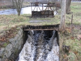 Vy söderut på en dammlucka över Mölndalsfallen, omgivande träd samt dess stensättning, Mölndal år 2011. I fonden ses Strandgatans bro som går från Pixbovägen. Dokumentation inför ombyggnation.
Relaterade motiv: 2024_1365 - 1412.