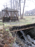 Vy söderut på en dammlucka över Mölndalsfallen med omgivande träd, Mölndal år 2011. I fonden till höger skymtas Pixbovägen och en villa på Sågdalsgatan. Dokumentation inför ombyggnation.
Relaterade motiv: 2024_1365 - 1412.