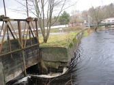 Vy norrut på dammluckan över Mölndalsfallen, Grevedämmet i Mölndal år 2011. Parkeringen till vänster tillhör Pixbovägen 7. I bakgrunden ses fastigheter som tidigare tillhörde Forsåkers fabriker (övre). Dokumentation inför ombyggnation.
Relaterade motiv: 2024_1365 - 1412.