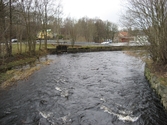 Vy västerut på dammluckan över Mölndalsfallen, Grevedämmet i Mölndal år 2011. Till vänster ses Pixbovägen och till höger parkeringen på Pixbovägen 7. I bakgrunden ses Grevedämmets skola med tillhörande byggnader. Dokumentation inför ombyggnation.
Relaterade motiv: 2024_1365 - 1412.