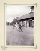 Lägervakten på Kronobergs hed, ca 1895. Distinktionskorpral Spjuth (?) på språng med ryggsäck, fana och gevär.