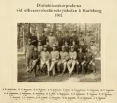 Distinktionskorpralerna vid officersvolontärrekrytskolan å Karlsborg 1911.
Översta raden fr. v.: A.R. Dufvander I 7, G.A. Bergqvist 1 18, O.E. Ericsson I 23, A.G. Johnsson I 3, A. Bred I 15, G. Leonardsson I 6, E. Andersson I 17, O.F. Engström I 22, 
Mittersta raden fr. v.: A.E., Johansson I 28, J. Andersson I 24, G. Andersson I 11, K.V. Ahle I 5, S. Magnusson I 2, E.E. Johansson I 1, D. Axelsson I 4, K.W. Reimers I 10, 
Understa raden fr. v.: V. Steerling I 21, J.S. Holmertz I 8, J.H. Lindell I 12, O.D. Julander I 9, W.A. Holmgren I 13, J.K. Hedlund 1 20.