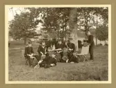 Några officerare (löjtnanter) har tagit en paus från tennisspelandet. 
Officerare vid I 7 (Karlskrona grenadjärregemente), 1903.