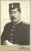 En man i full uniform.
Ateljéfoto.
Musikfanjunkare J.H. Liljegren, född 1852, 
Musiksergeant/fanjunkare vid Kronobergs regemente. Svärdsman. 
Avsked 1902.
