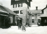 Sparkåkning vid Ulvshyttans herrgård, påsken 1915