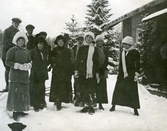 Sällskap i snö vid Ulvshyttans herrgård, påsken 1915