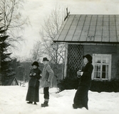 Tre fotografer vid Ulvshyttans herrgård, påsken 1915