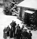 Foto taget på sällskapet från taket vid Ulvshyttans herrgård, påsken 1915