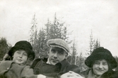 Trio vid Ulvshyttans herrgård, påsken 1915