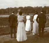 Sällskap vid bröllop på Färna herrgård, 1915-08-14