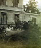 Avfärd med automobil efter bröllopet från Färna herrgård, 1915-08-14