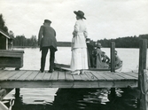 Passagerare på bryggan inför båtfärd på Lilla Ulvsjön, 1915