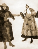 Damer i päls, ca 1915