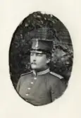 En man i full uniform.
F.d. musiksergeanten Axel Åström. 
Född 1872. Musiksergeant 1899. Avsked 1902.
Verksam i Karlskrona och Malmö.