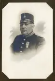 En okänd man i full uniform. Musiksergeant (?).
Ateljéfoto.