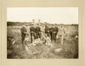 Officersaspiranter vid I 11 år 1908, trol. någonstans på Kronobergs hed.
Vissa bär uniform m/06, Övriga har uniform m/1886. Samtliga har pallasch m/1899.
Fr.v. (enligt numrering på baksida): Åberg, Schmidt, Smedberg, Fornander, Rosenblad, Palmgren, Lindencrona, F. Hård af Segerstad, Lundgren, Jensen, Bennich-Björkman, Lindblom, Bager, Siegbahn, Hagberth, Ask (in effigie).