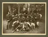 En grupp meniga i uniform, tillsammans med några officerare.
Ljungby kompani, Kronobergs hed 1902 (?).